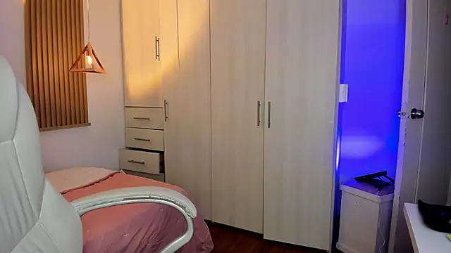 mia nevaeh online show from 19, 12, 2025