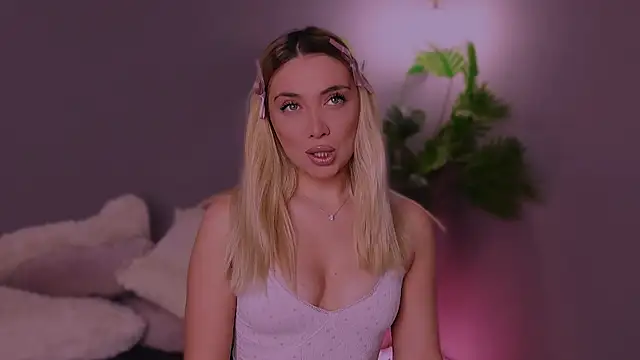 Snapshot of Jessielle chatting on 15, 12, 2025 Jessielle online show from 15, 12, 2025