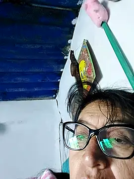Snapshot of clarita_01 chatting on 27, 4, 2026 clarita 01 online show from 27, 4, 2026