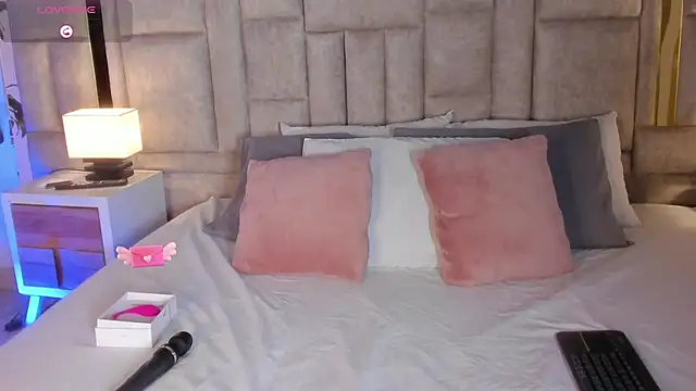 SofiScott  online show from 18, 3, 2025