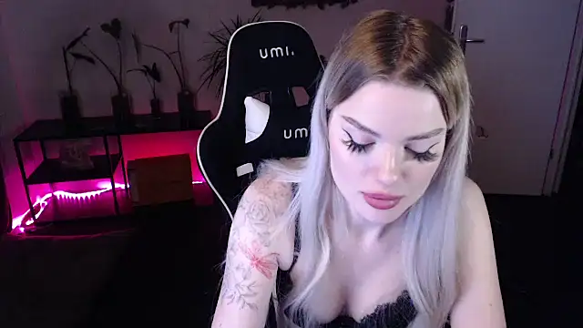 Snapshot of Bunny-Lou chatting on 1, 3, 2025 Bunny-Lou online show from 1, 3, 2025