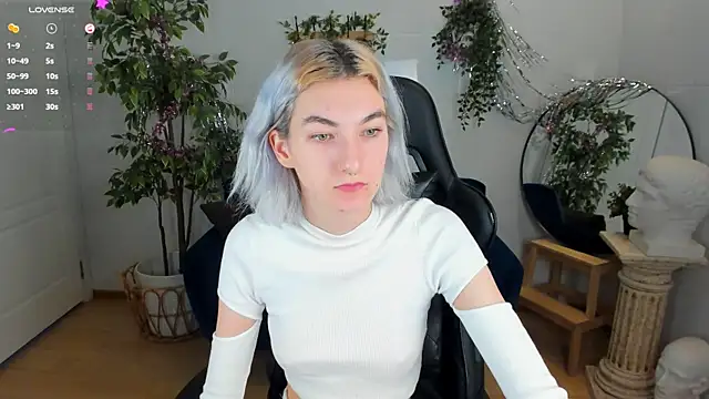 Snapshot of Mia_Cheers chatting on 8, 12, 2024 Mia Cheers online show from 8, 12, 2024