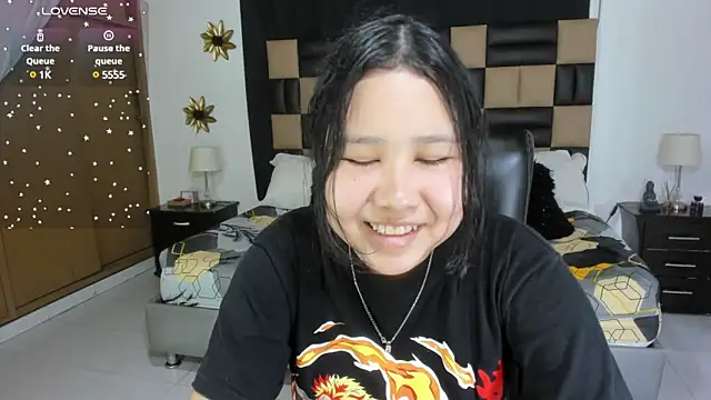 Snapshot of BonnyDelux chatting on 1, 2, 2025 BonnyDelux online show from 1, 2, 2025