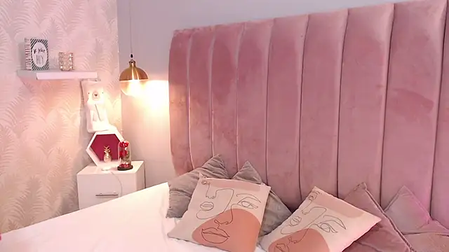 LeenaBrown online show from 17, 4, 2026