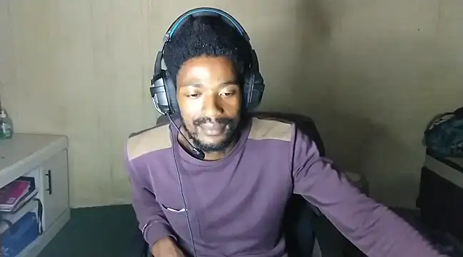 Snapshot of gldnmvsk_XO chatting on 5, 3, 2025 gldnmvsk XO online show from 5, 3, 2025