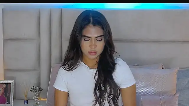 HaileyBaldwin online show from 25, 1, 2025