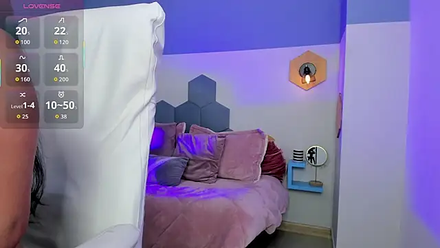 Chloe fischer  online show from 18, 9, 2025