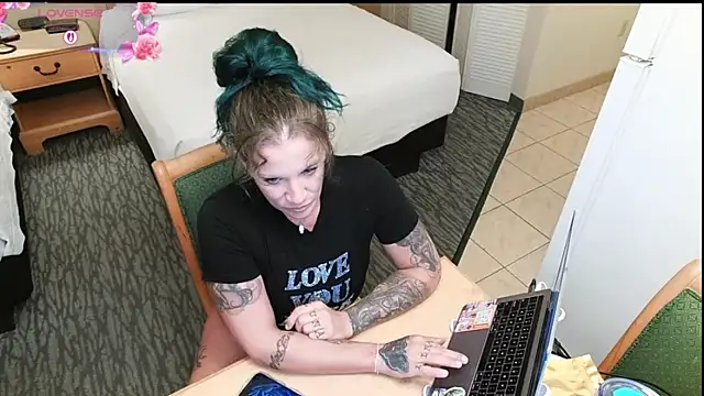 Snapshot of the_naked_siren chatting on 10, 9, 2025 the naked siren online show from 10, 9, 2025