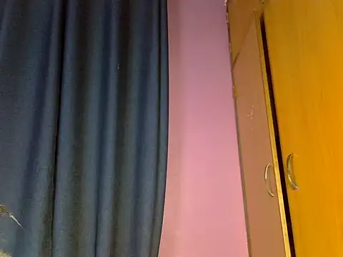 Snapshot of Queen_petite_ chatting on 23, 11, 2025 Queen petite online show from 23, 11, 2025