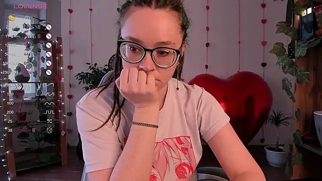 Snapshot of alisahug chatting on 14, 2, 2025 alisahug online show from 14, 2, 2025