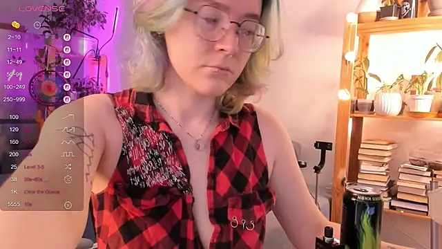 Snapshot of alisahug chatting on 17, 10, 2025 alisahug online show from 17, 10, 2025