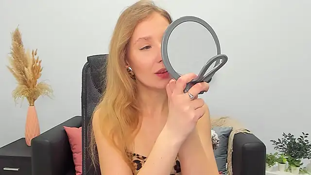 Snapshot of LolaWilsons chatting on 2, 3, 2025 LolaWilsons online show from 2, 3, 2025