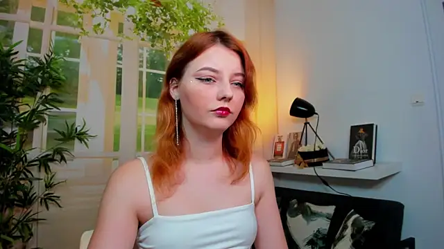 pretty little thing online show from 25, 10, 2025