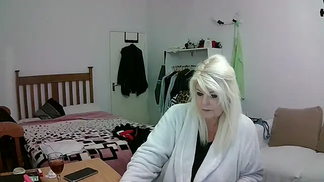 Snapshot of Miahotmilf chatting on 26, 4, 2026 Miahotmilf online show from 26, 4, 2026