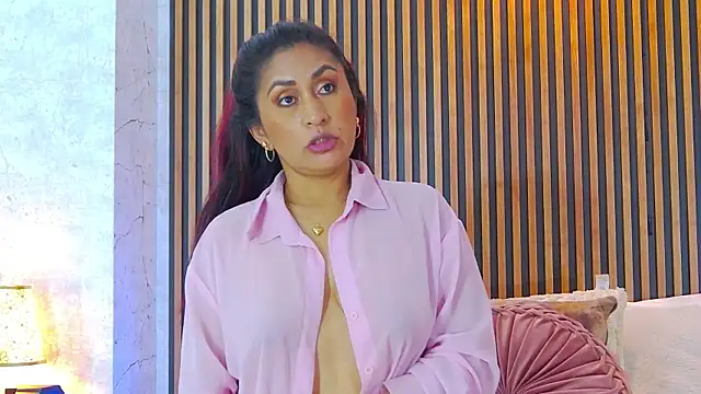 Snapshot of MonicaMoret chatting on 3, 10, 2025 MonicaMoret online show from 3, 10, 2025