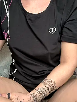 Snapshot of Linalicious chatting on 2, 3, 2026 Linalicious online show from 2, 3, 2026