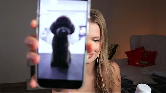 Snapshot of ella_twinkl chatting on 4, 12, 2025 ella twinkl online show from 4, 12, 2025