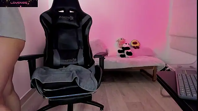 Biancastrongg online show from 12, 11, 2025