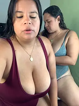 Snapshot of twocurvylatins chatting on 30, 5, 2026 twocurvylatins online show from 30, 5, 2026