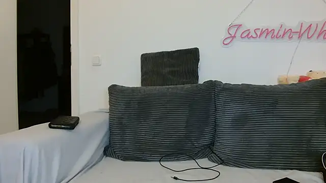 Snapshot of Jasmin-White chatting on 1, 7, 2026 Jasmin-White online show from 1, 7, 2026