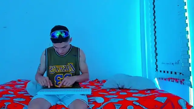 Snapshot of HOT_boy2025 chatting on 3, 3, 2025 HOT boy2025 online show from 3, 3, 2025