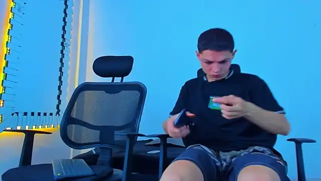 Snapshot of HOT_boy2025 chatting on 15, 11, 2025 HOT boy2025 online show from 15, 11, 2025