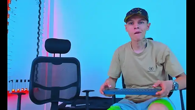 Snapshot of HOT_boy2025 chatting on 20, 11, 2025 HOT boy2025 online show from 20, 11, 2025