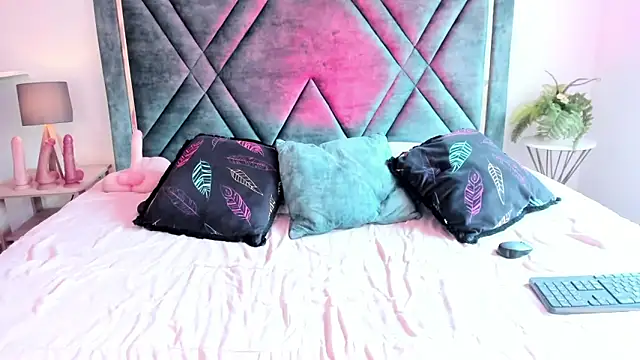 Dapnne  online show from 9, 2, 2025