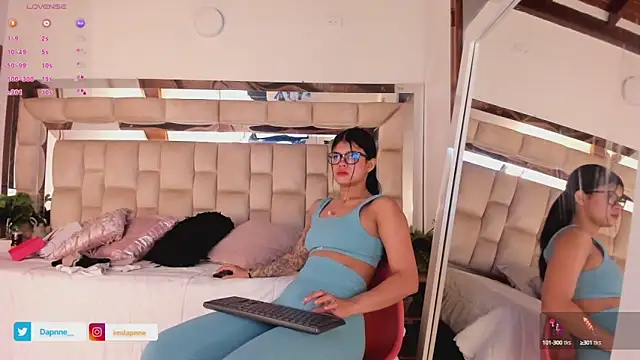 Dapnne  online show from 15, 10, 2025