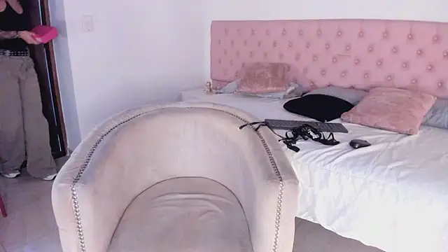 Dapnne  online show from 15, 11, 2025