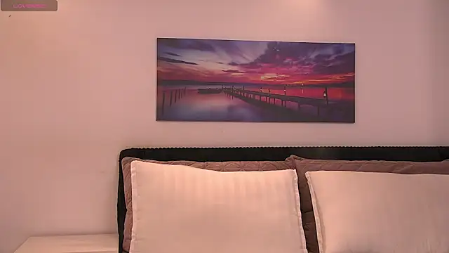 EmaCourtis online show from 28, 10, 2025