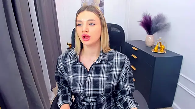 SelenaeMoore online show from 2, 3, 2026