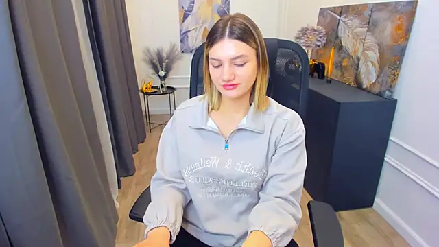 SelenaeMoore online show from 12, 4, 2026