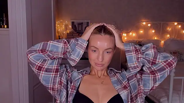 Snapshot of aestetick chatting on 11, 10, 2025 aestetick online show from 11, 10, 2025