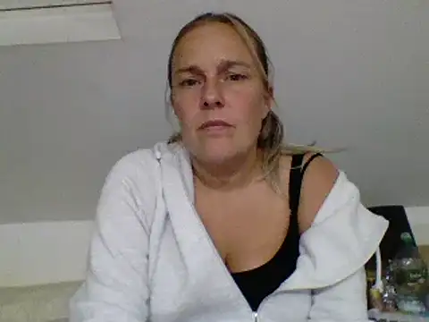 Snapshot of scrummymummy2 chatting on 21, 9, 2025 scrummymummy2 online show from 21, 9, 2025