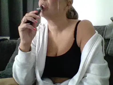 Snapshot of scrummymummy2 chatting on 23, 9, 2025 scrummymummy2 online show from 23, 9, 2025