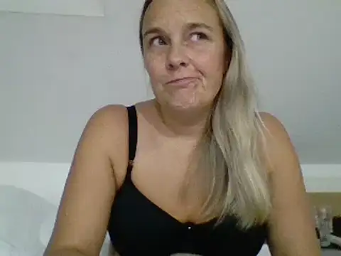 Snapshot of scrummymummy2 chatting on 23, 11, 2025 scrummymummy2 online show from 23, 11, 2025