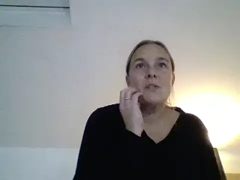 Snapshot of scrummymummy2 chatting on 2, 12, 2025 scrummymummy2 online show from 2, 12, 2025