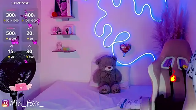 Mia foxx  online show from 12, 3, 2025