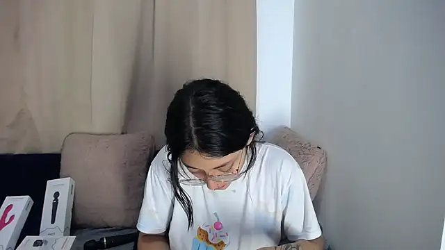 lessliee22  online show from 16, 4, 2026