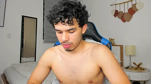 Snapshot of mateoleonee chatting on 2, 1, 2025 mateoleonee online show from 2, 1, 2025