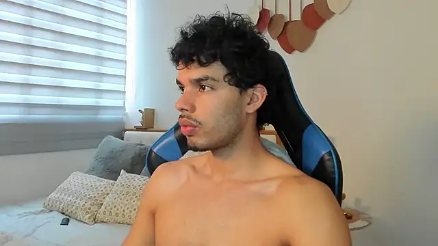 Snapshot of mateoleonee chatting on 2, 1, 2025 mateoleonee online show from 2, 1, 2025