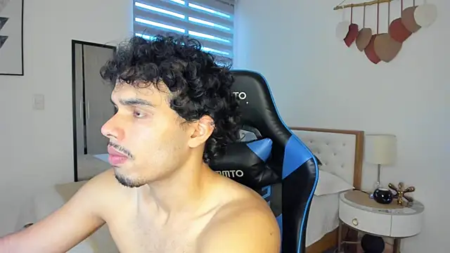 Snapshot of mateoleonee chatting on 17, 2, 2025 mateoleonee online show from 17, 2, 2025