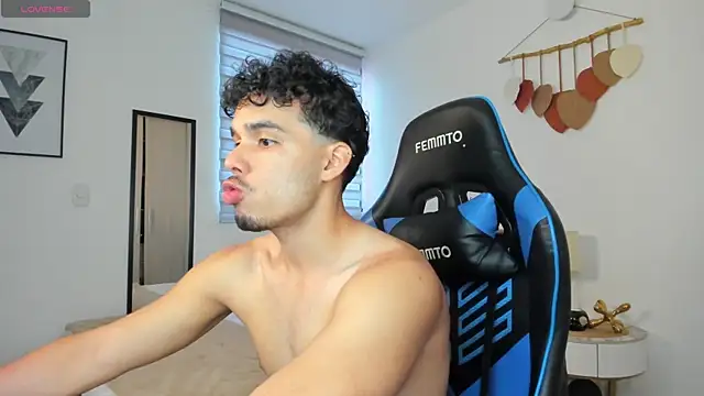 Snapshot of mateoleonee chatting on 22, 2, 2025 mateoleonee online show from 22, 2, 2025