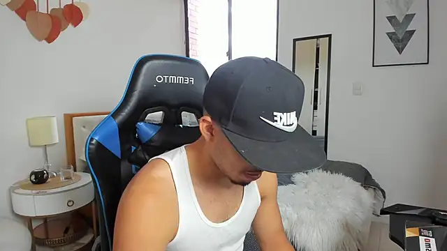 Snapshot of mateoleonee chatting on 18, 10, 2025 mateoleonee online show from 18, 10, 2025