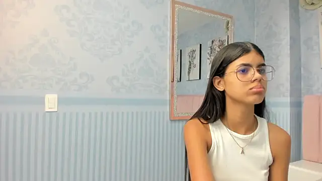 Snapshot of Isa_little4u chatting on 1, 2, 2025 Isa little4u online show from 1, 2, 2025
