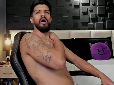 Snapshot of DannSaenz chatting on 4, 2, 2025 DannSaenz online show from 4, 2, 2025