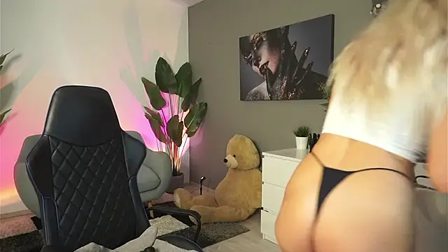 Snapshot of SweetBlondy35 chatting on 9, 1, 2025 SweetBlondy35 online show from 9, 1, 2025