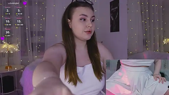 Snapshot of Mia__Peach chatting on 8, 1, 2025 Mia Peach online show from 8, 1, 2025