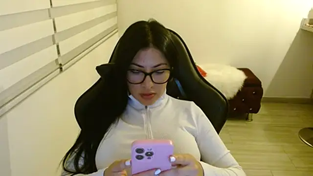 Snapshot of Charlotte_cute18 chatting on 5, 5, 2026 Charlotte cute18 online show from 5, 5, 2026